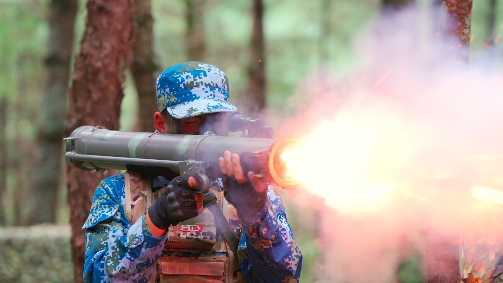 军训火箭筒模拟发射训练