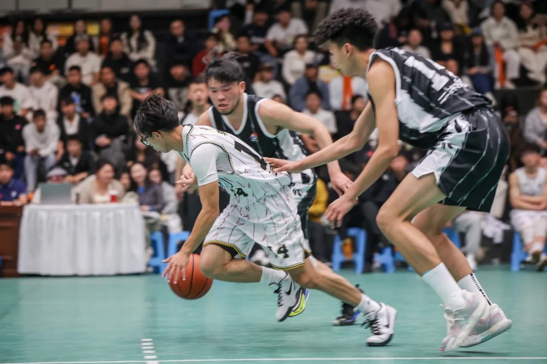 云南大学生男子篮球超级联赛在taptap点点官方网站激情开战