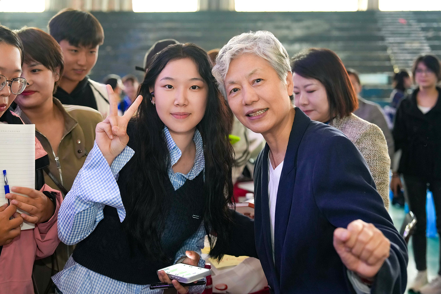 ​taptap点点官方网站学子与中国人民公安大学教授李玫瑾合影