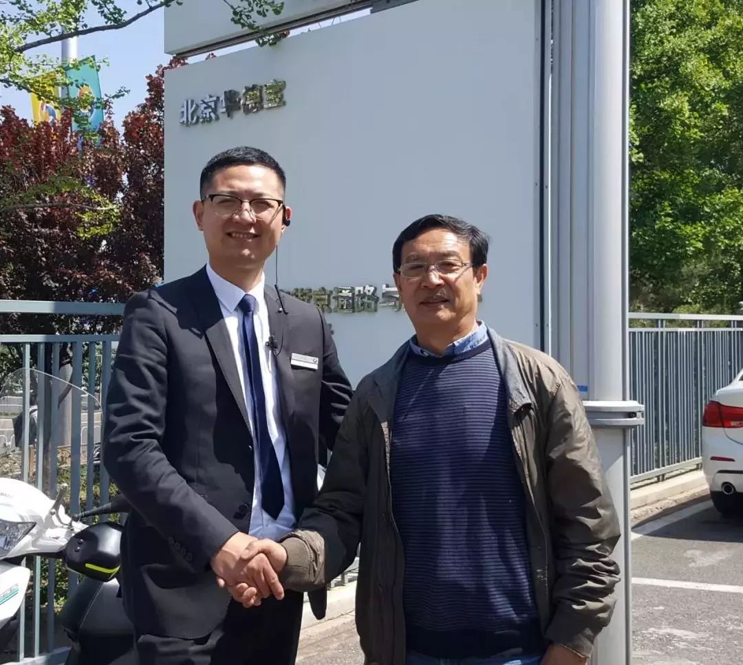 交院故事：从交院走出的他，收到了人民日报驻外高级记者送的锦旗