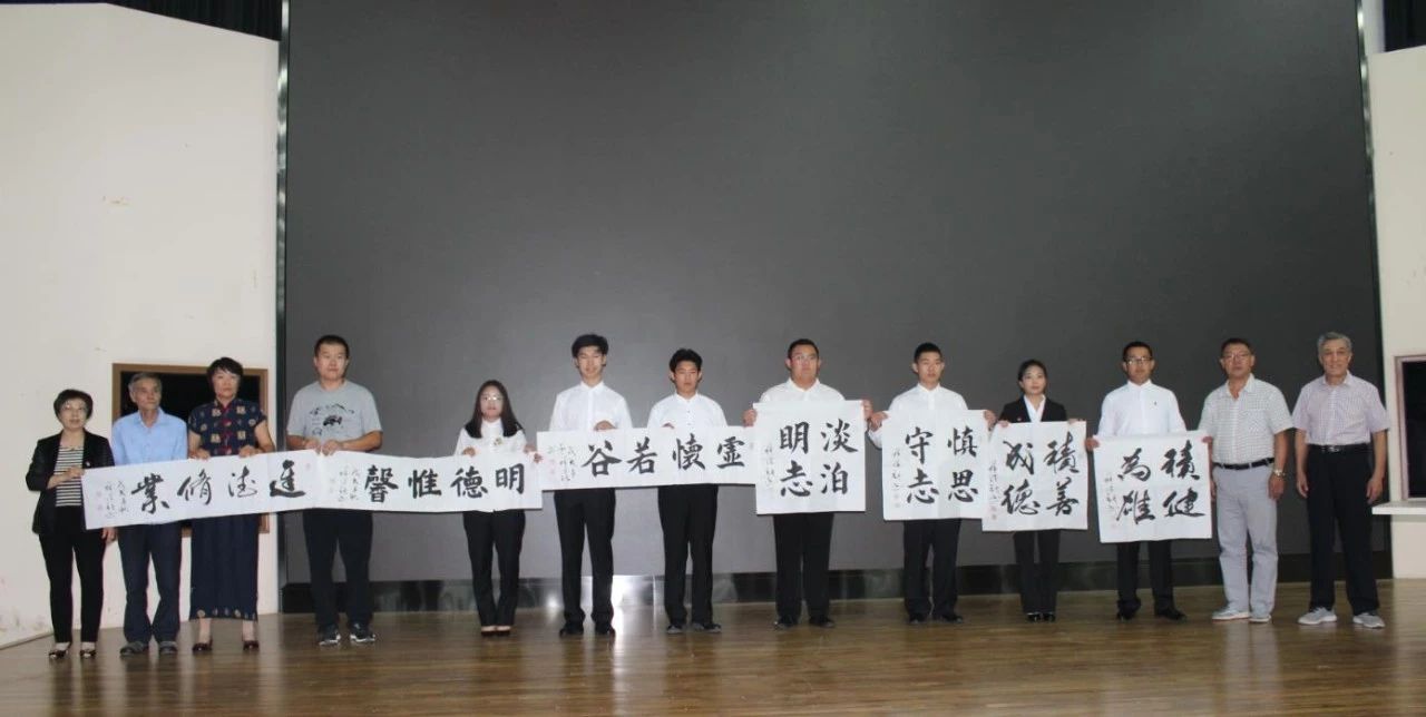 流水飘逸之洒脱，平和简静之风度，书法之美我们在通州校区一起...