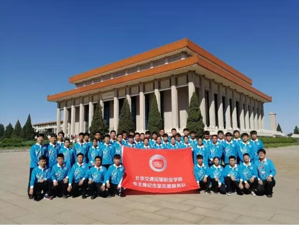 是谁？ 为祖国庆生，为主席站岗！